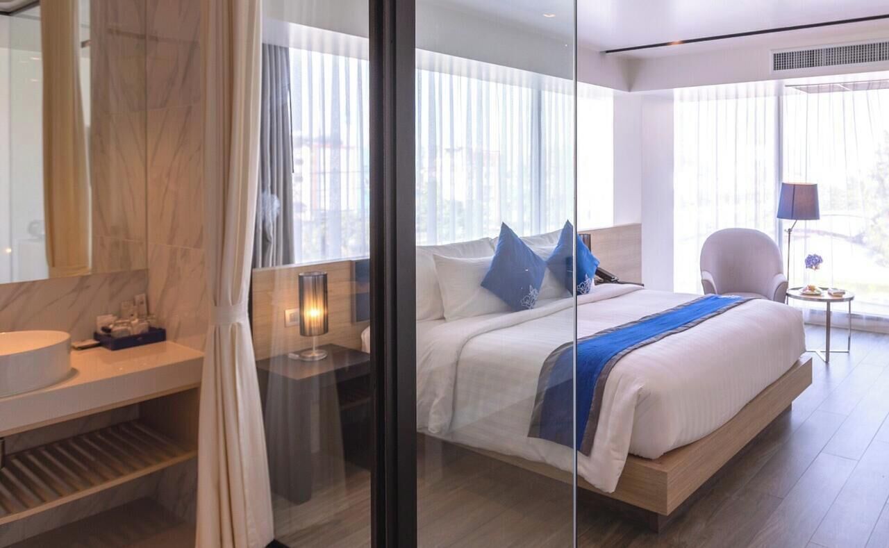 Egyptian cotton sheets, premium bedding, minibar, in-room safe