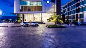 A modern hotel with a prominent sign reading "WINTREE CITY RESORT CHICAGO." - Wintree City Resort Chiang Mai (Chiang Mai)