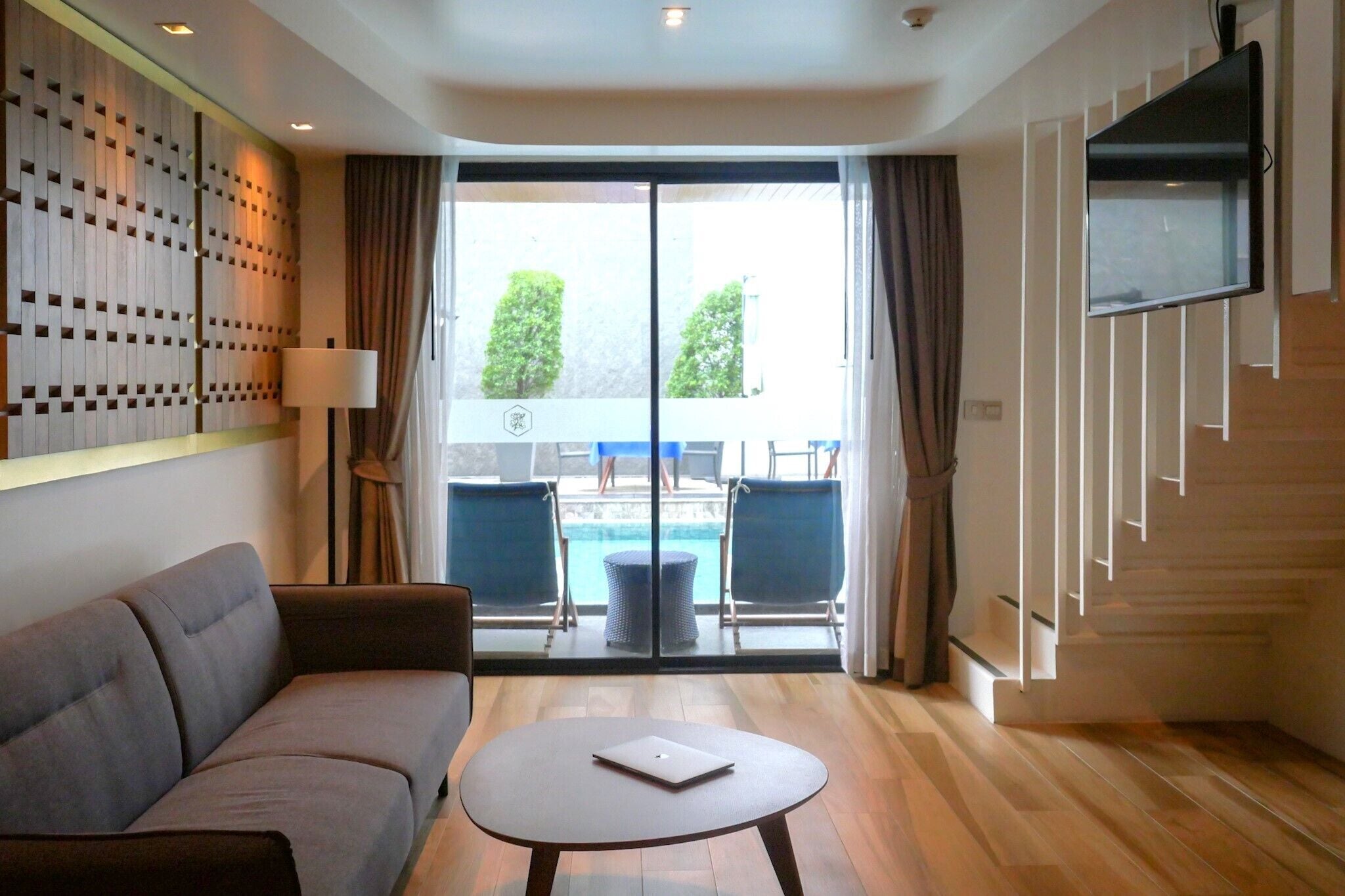 Duplex Suite with Pool Access | Área de estar | TV LCD 42 polegadas com canais via satélite, TV