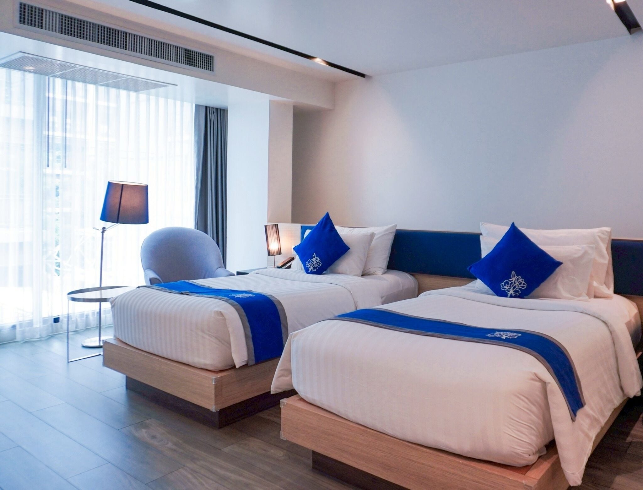 Habitación Deluxe con 2 camas individuales | Sábanas de algodón egipcio, ropa de cama de alta calidad y minibar 