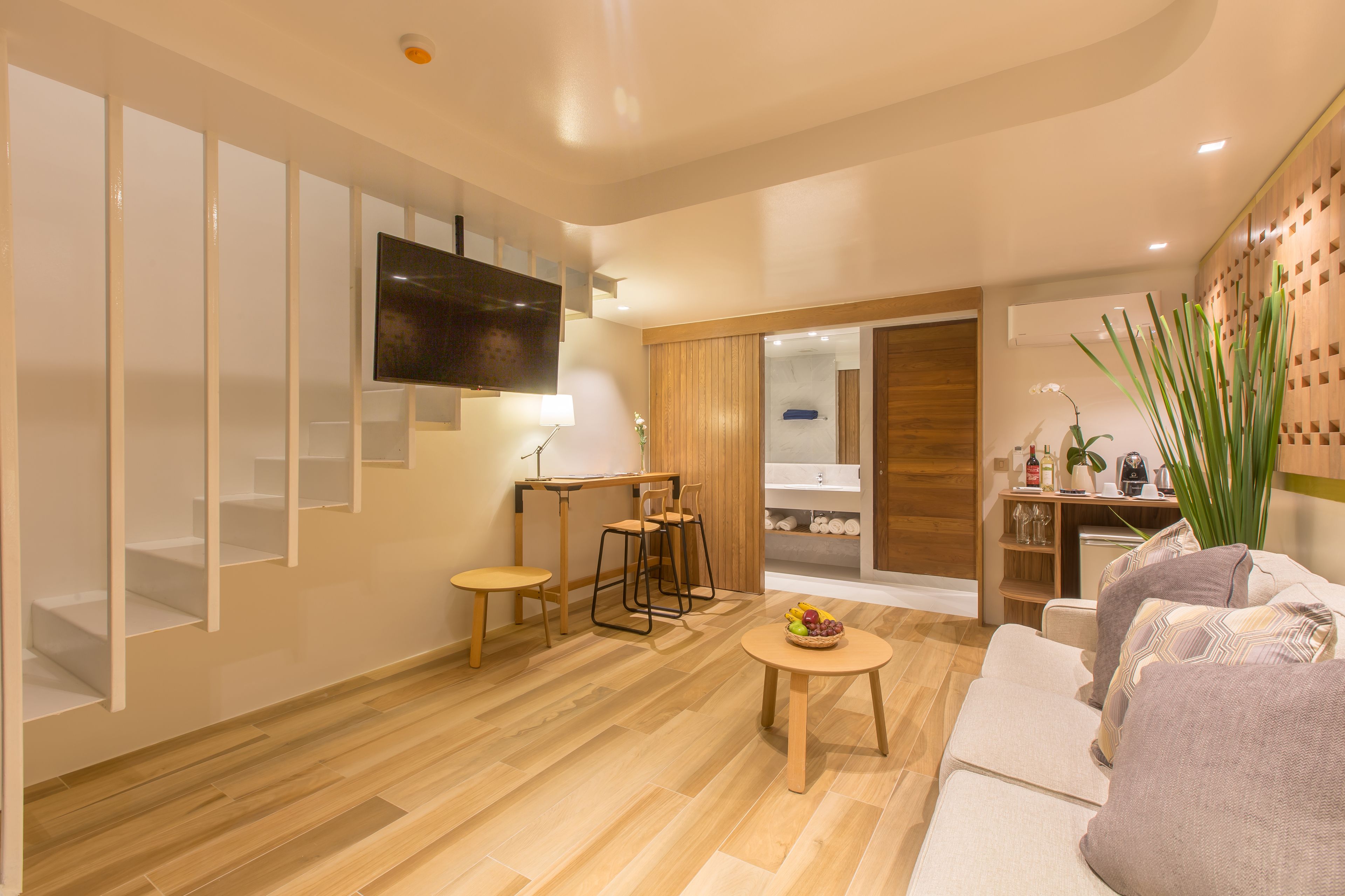 42-inch lcd tv with satellite channels, tv