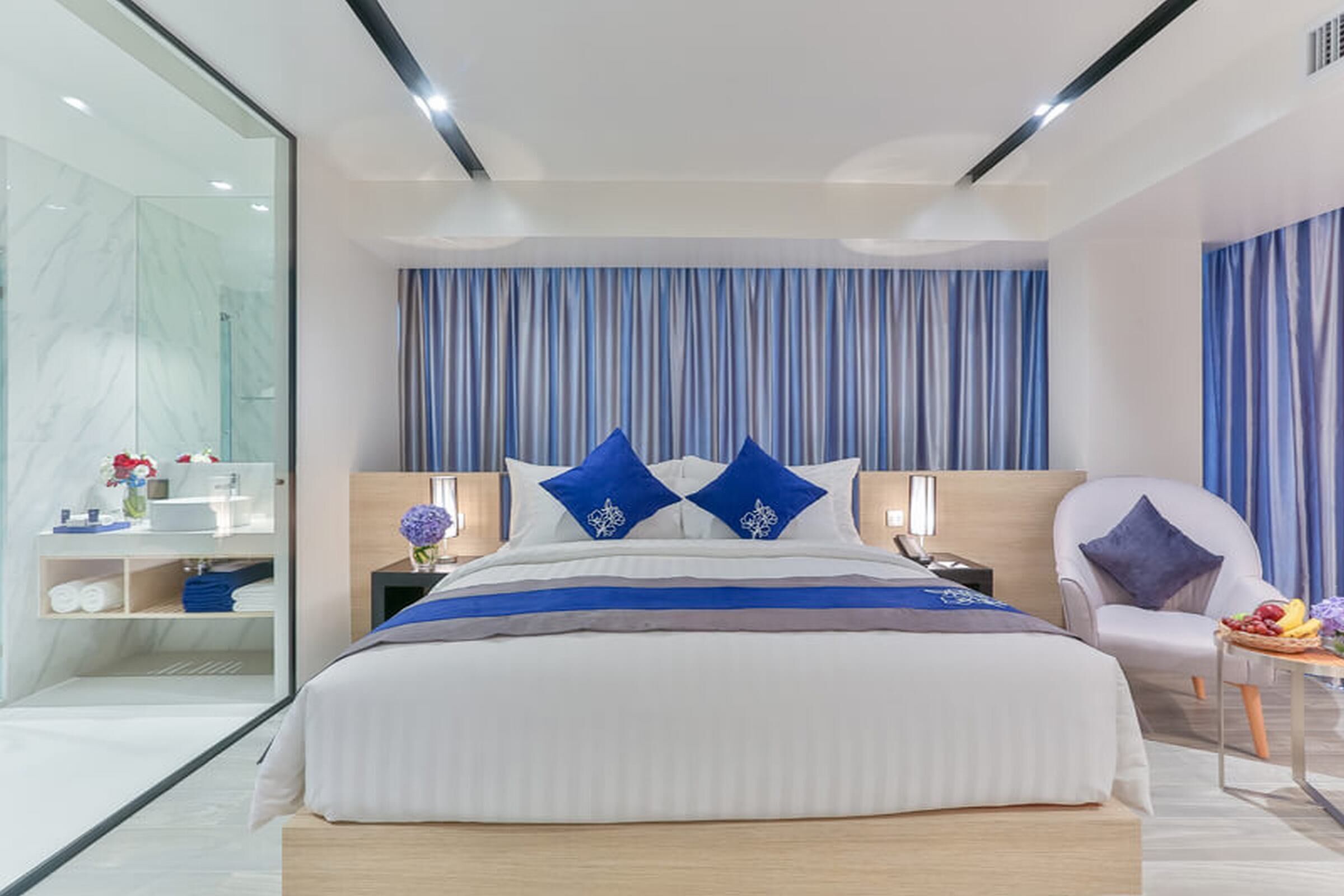 Egyptian cotton sheets, premium bedding, minibar, in-room safe
