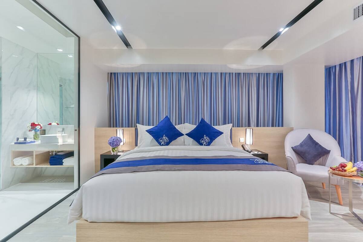 Egyptian cotton sheets, premium bedding, minibar, in-room safe