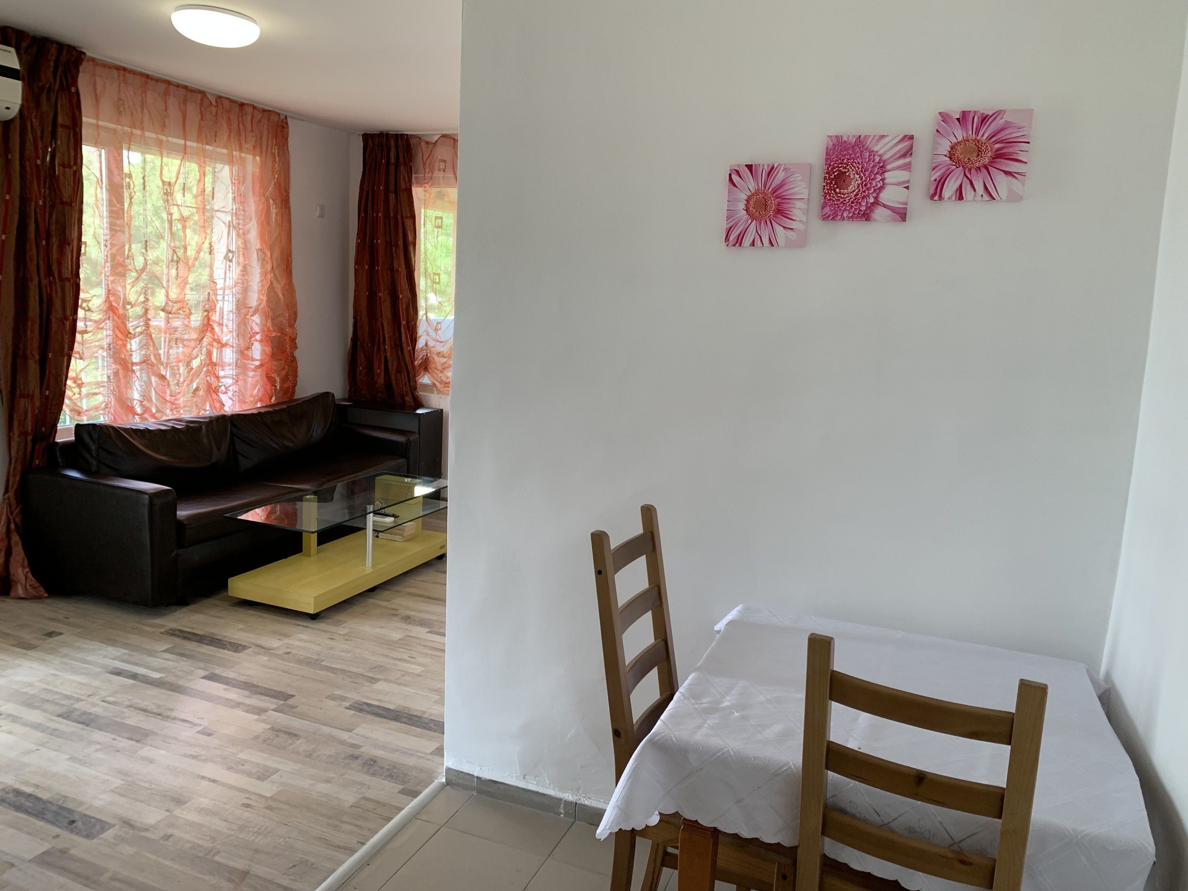 Deluxe-Apartment, Stadtblick | Wohnbereich | Flachbildfernseher, Pay-TV