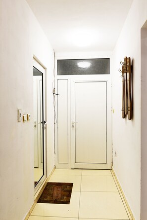 Apartamento conforto, 1 quarto, para não fumantes, vista para a cidade | Área de estar | TV de tela plana, filmes pagos