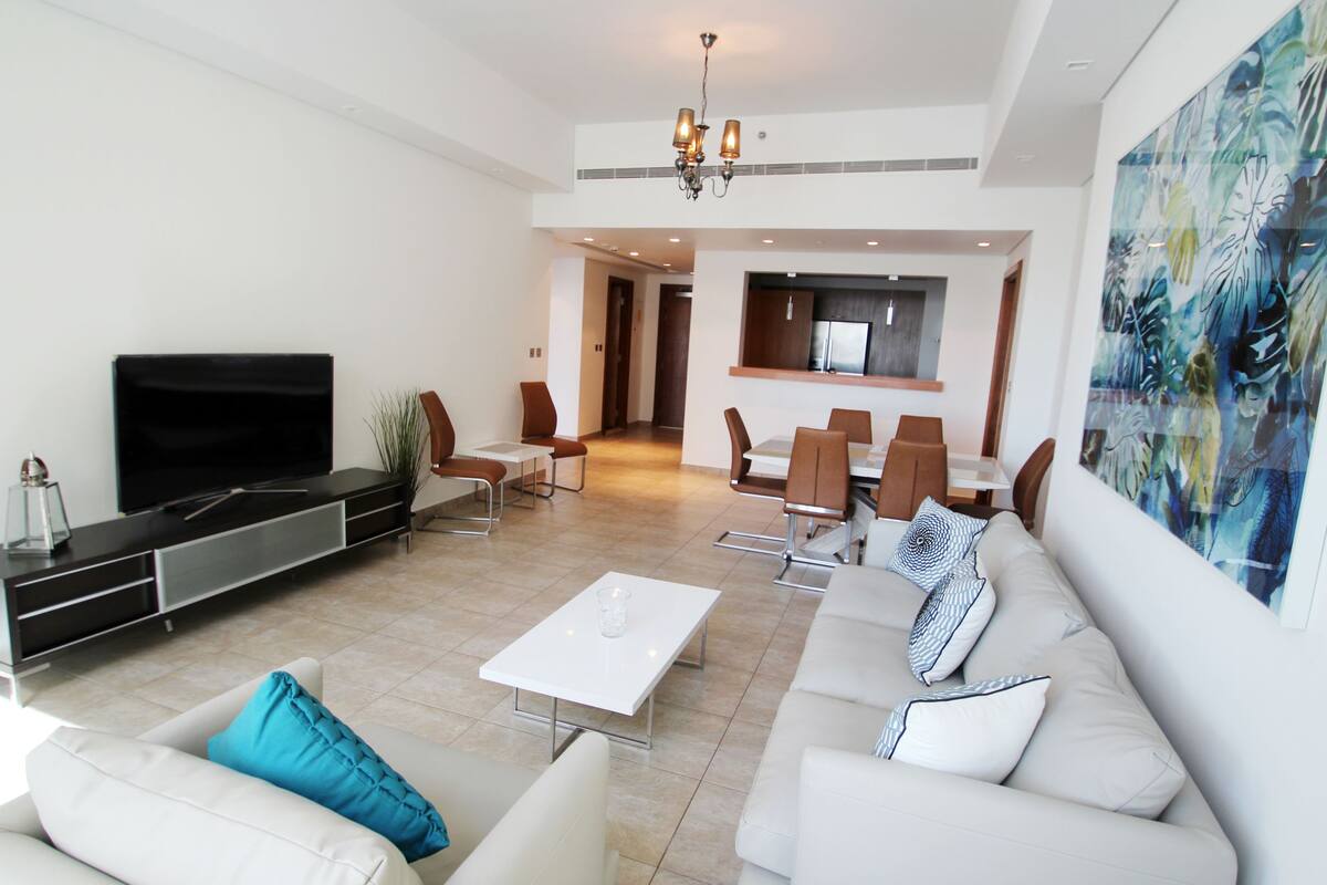 Apartment, 2 Bedrooms (404) | Living area | TV