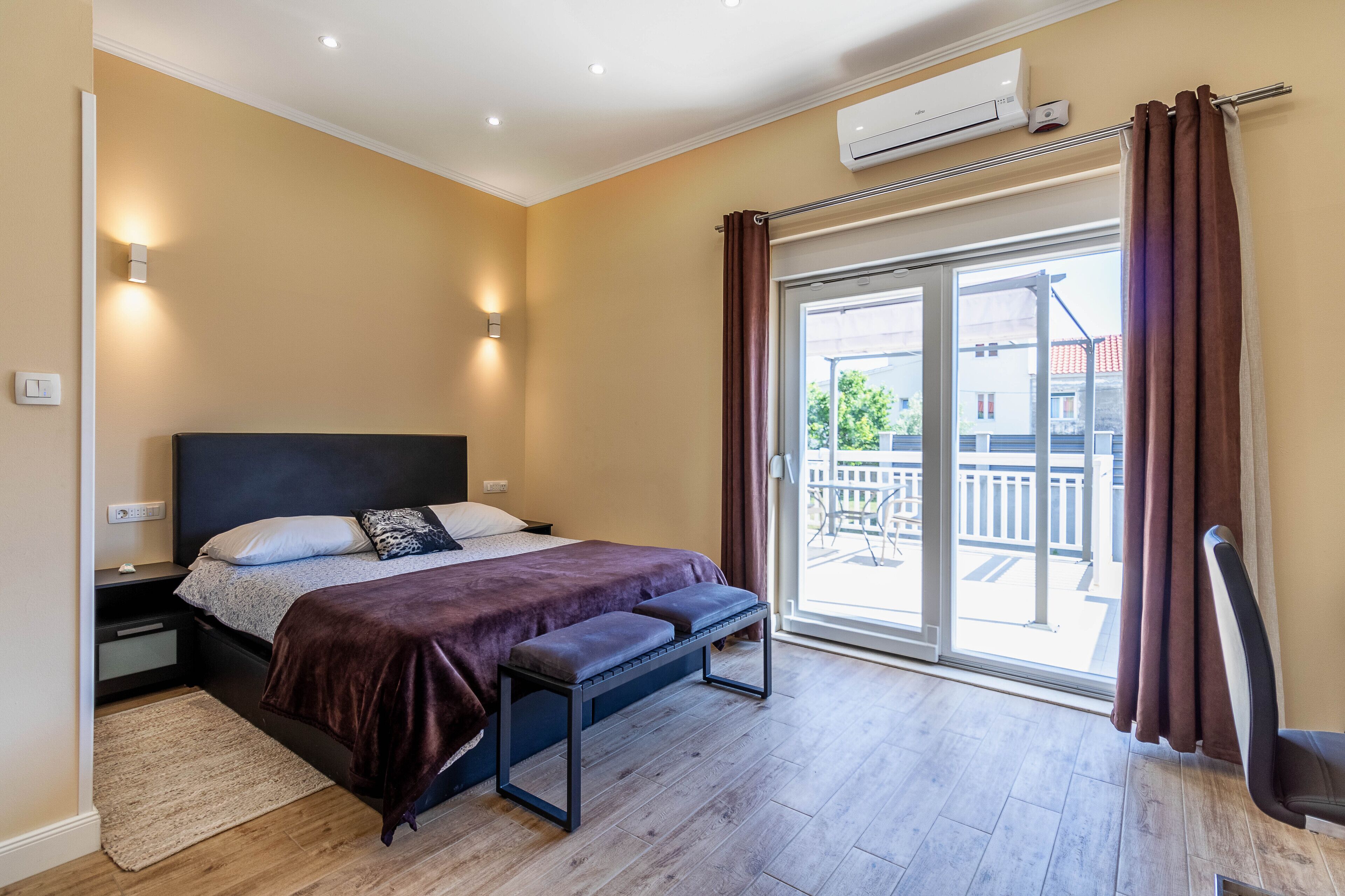 Premium bedding, in-room safe, individually decorated