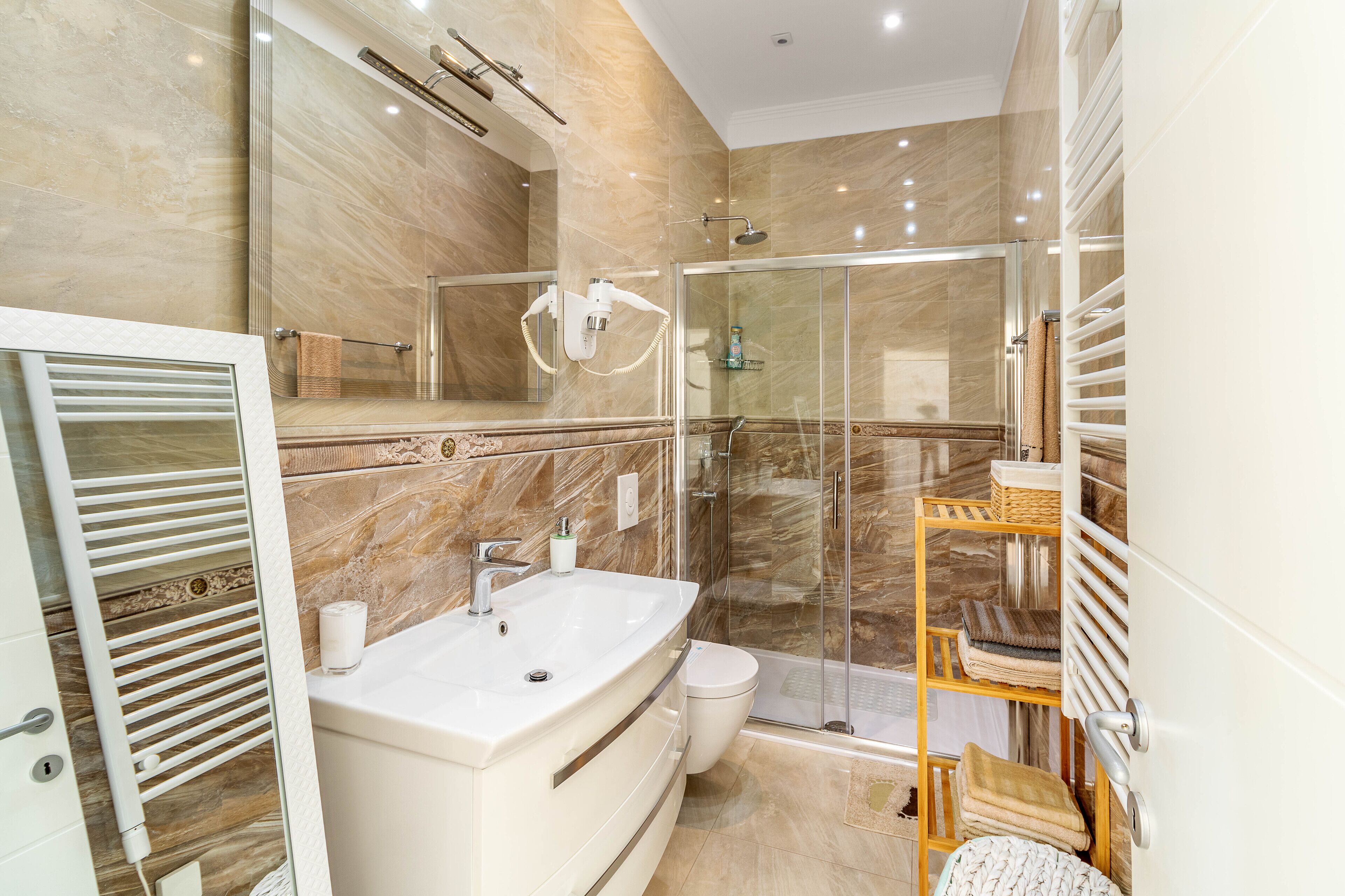 Superior appartement, balkon | Badkamer | Een douche, gratis toiletartikelen, een haardroger, pantoffels