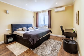 Premium bedding, in-room safe, individually decorated - Stay Split Bay (Kastela)
