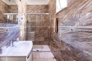 Studio, Balcony | Bathroom | Shower, free toiletries, hair dryer, slippers
