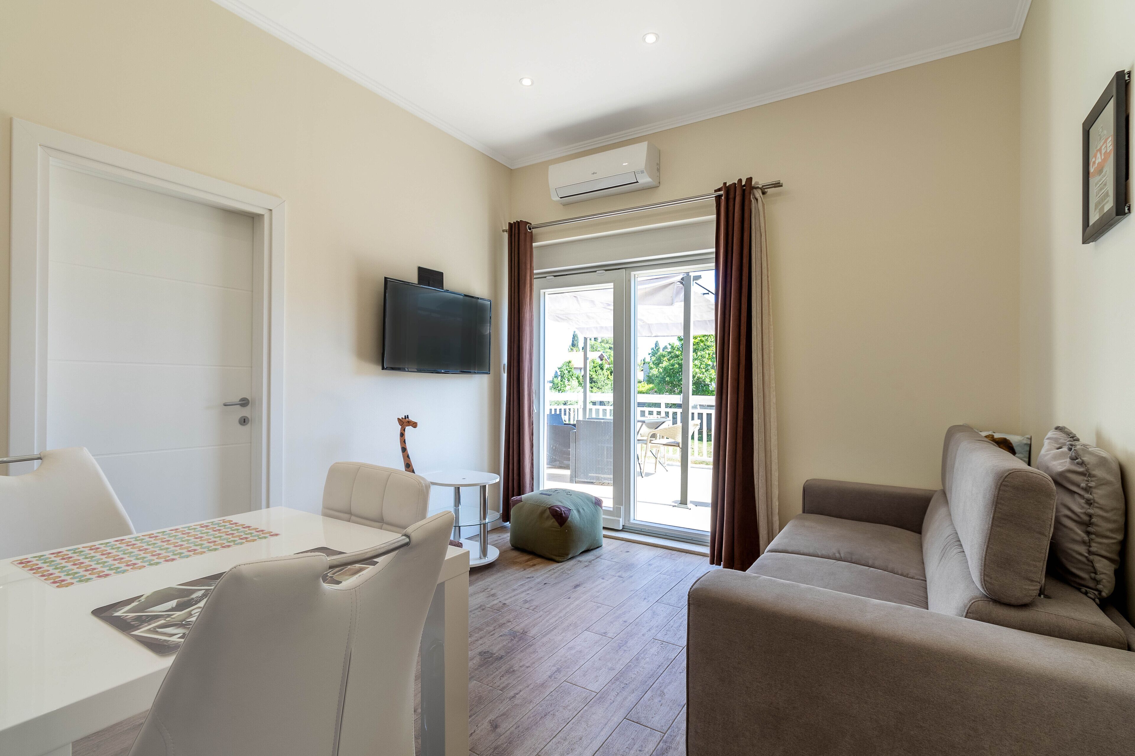 Departamento superior, balcón | Área de sala de estar | Televisión de pantalla plana, Netflix, películas con cargo y oficina 