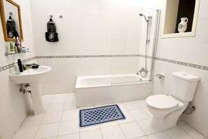 Chambre | Salle de bain | Baignoire, articles de toilette gratuits, sĂšche-cheveux