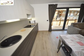 Deluxe Apartment, 1 Bedroom, Non Smoking, Mountain View | Private kitchen | Fridge, microwave, stovetop, dishwasher