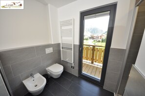 Deluxe Apartment, 1 Bedroom, Non Smoking, Mountain View | Bathroom | Shower, hair dryer, bidet, towels