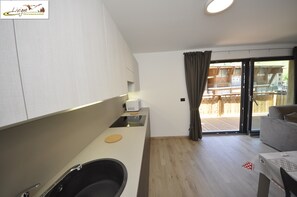 Deluxe Apartment, 1 Bedroom, Non Smoking, Mountain View | Private kitchen | Fridge, microwave, stovetop, dishwasher