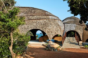 供应早餐、午餐和晚餐，国际美食，泳池景观