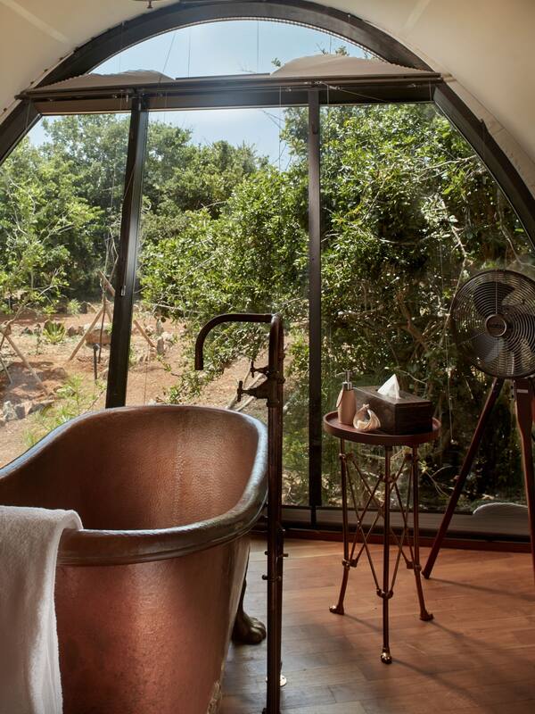 Deep soaking bathtub