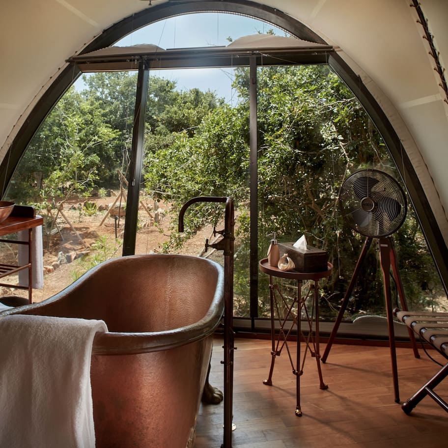 Deep soaking bathtub