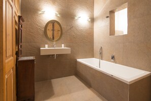 Apartment (Valletta Bishop) | Bathroom | Bathtub, free toiletries, hair dryer, towels