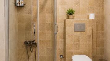 Habitación Deluxe | Baño | Ducha, artículos de higiene personal gratuitos y secador de pelo
