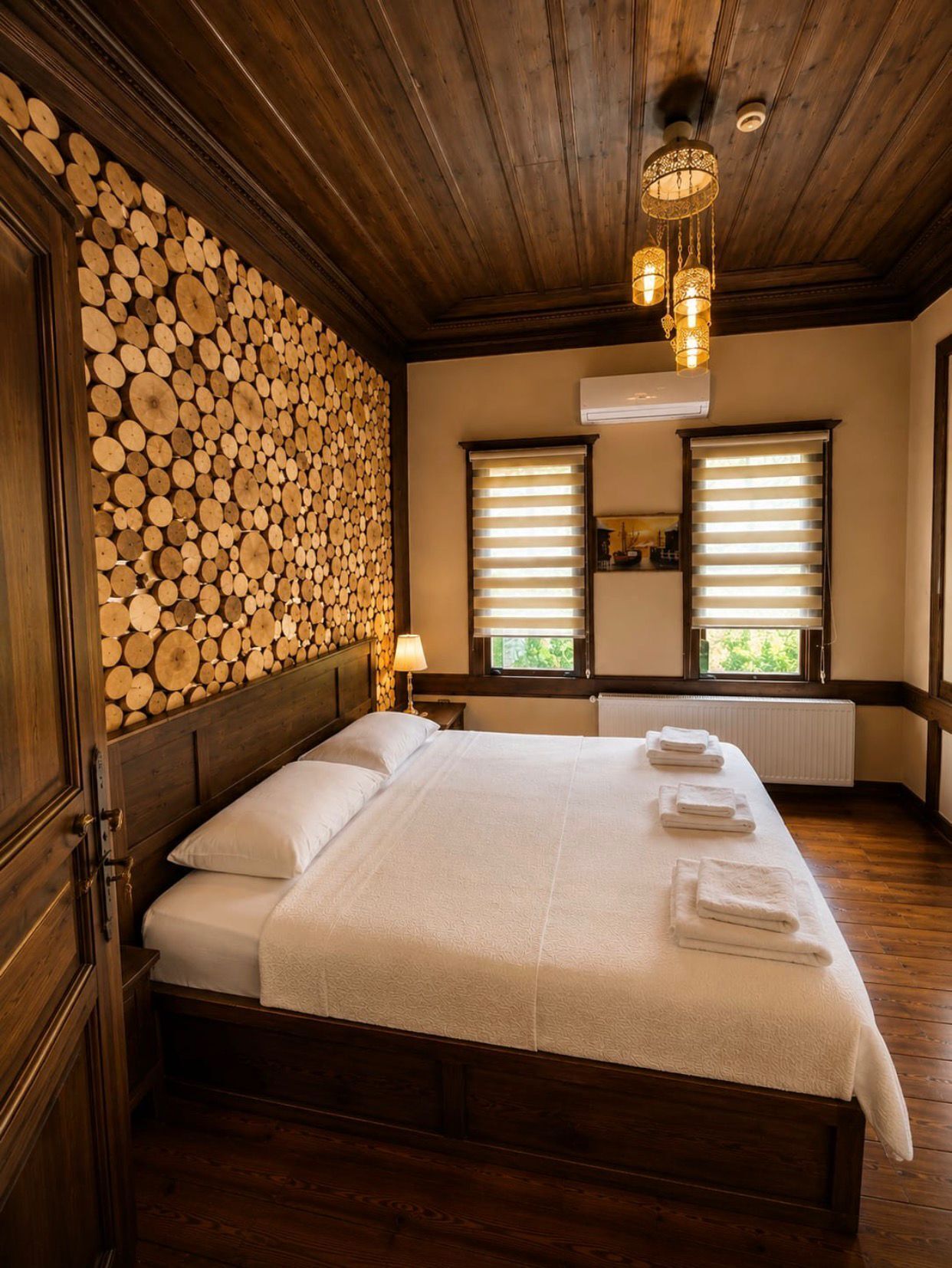 Premium bedding, minibar, desk, WiFi (free)