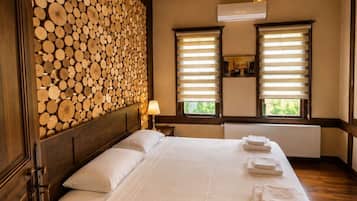 Premium bedding, minibar, desk, WiFi (free)
