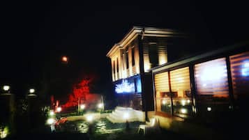 Façade de l’hébergement - soirée/nuit