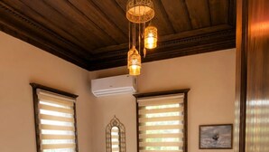 أغطية فراش متميزة وميني بار ومكتب وواي فاي مجانًا