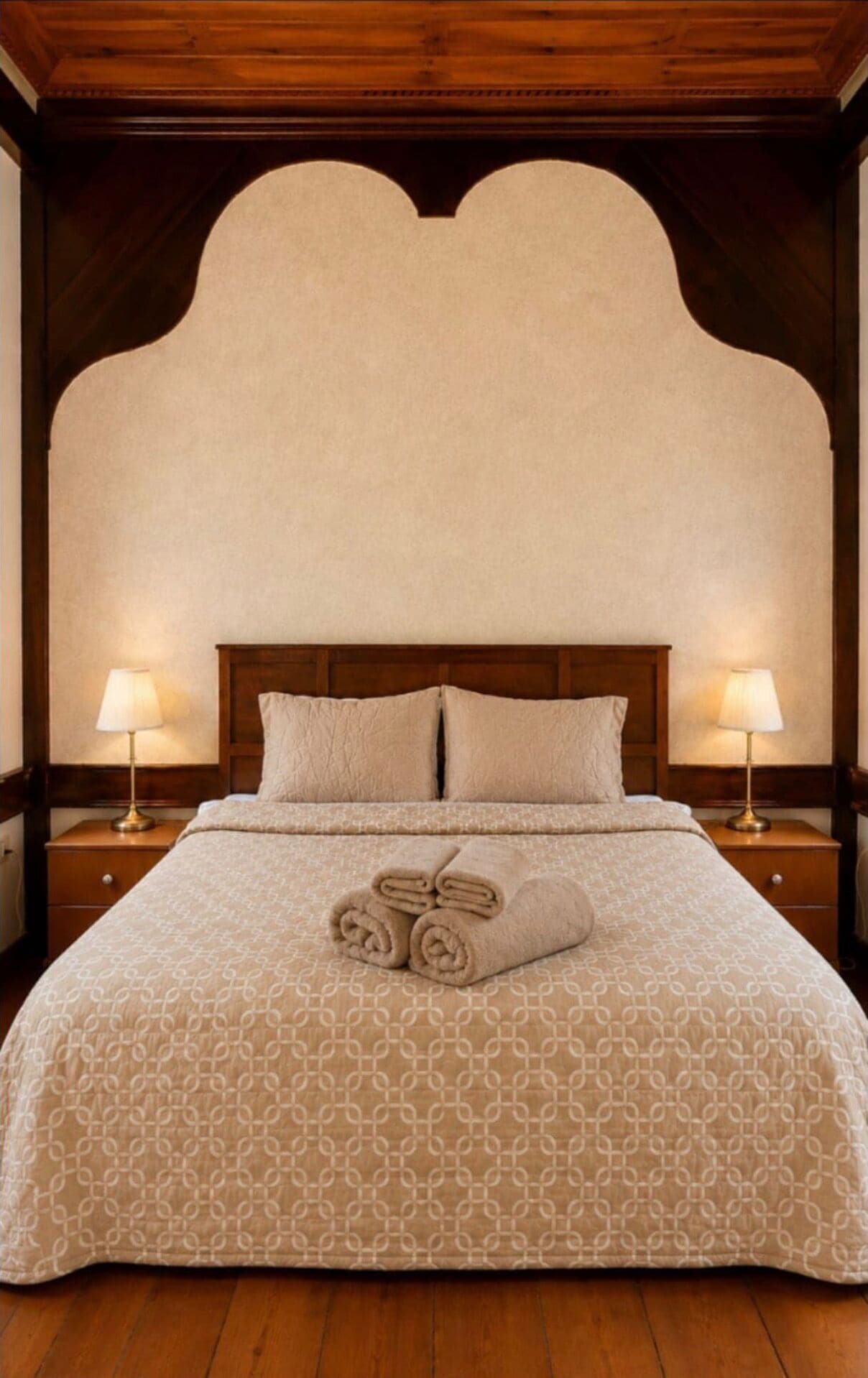Premium bedding, minibar, desk, WiFi (free)