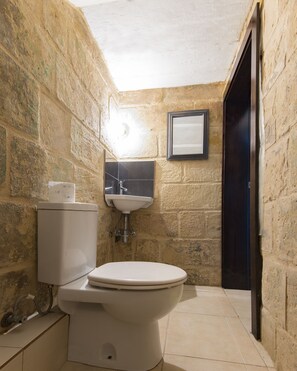 Valletta Republic St House 2 Bedrooms Apartment | Salle de bain | Douche, articles de toilette (gratuits), séchoir à cheveux