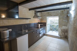 Valletta Republic St House 2 Bedrooms Apartment | Private kitchen | Fridge, microwave, stovetop, coffee/tea maker - Valletta Republic St House (Valletta)