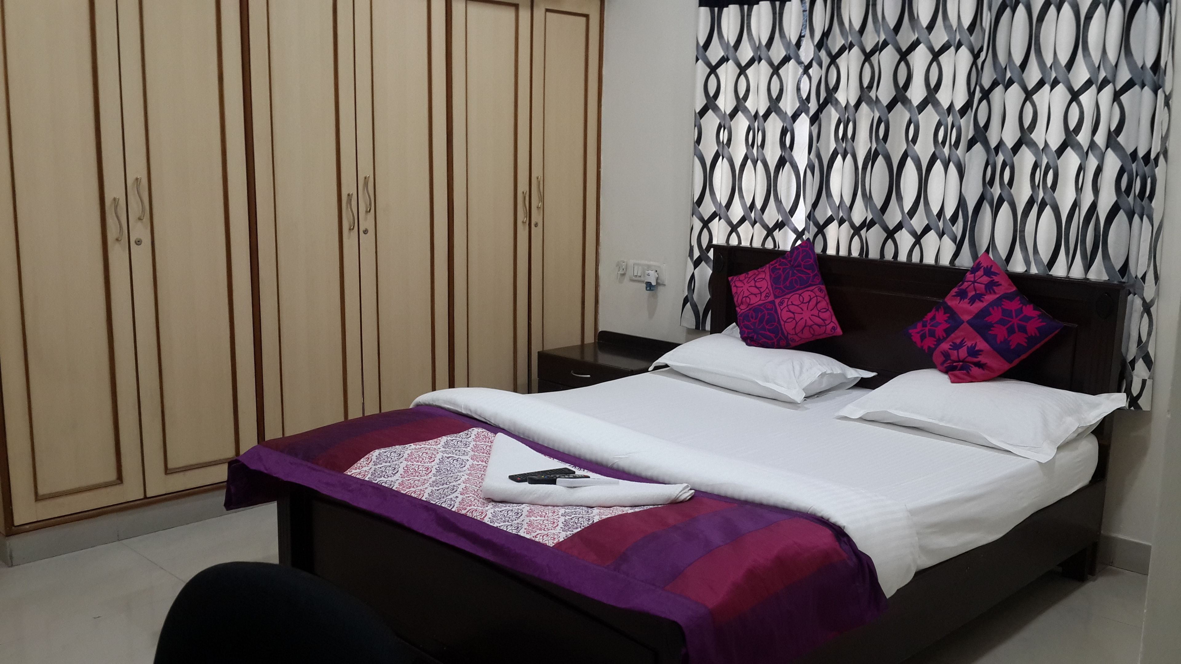 セーフティボックス (室内)、デスク、アイロン / アイロン台