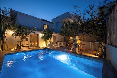 Una piscina al aire libre