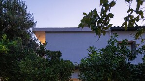 Uma casa moderna com piscina, área de estar ao ar livre e um pátio.