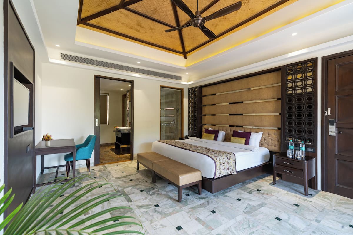 Signature Suite, 1 King Bed, Pool View, Poolside | Minibar, in-room safe, desk, laptop workspace