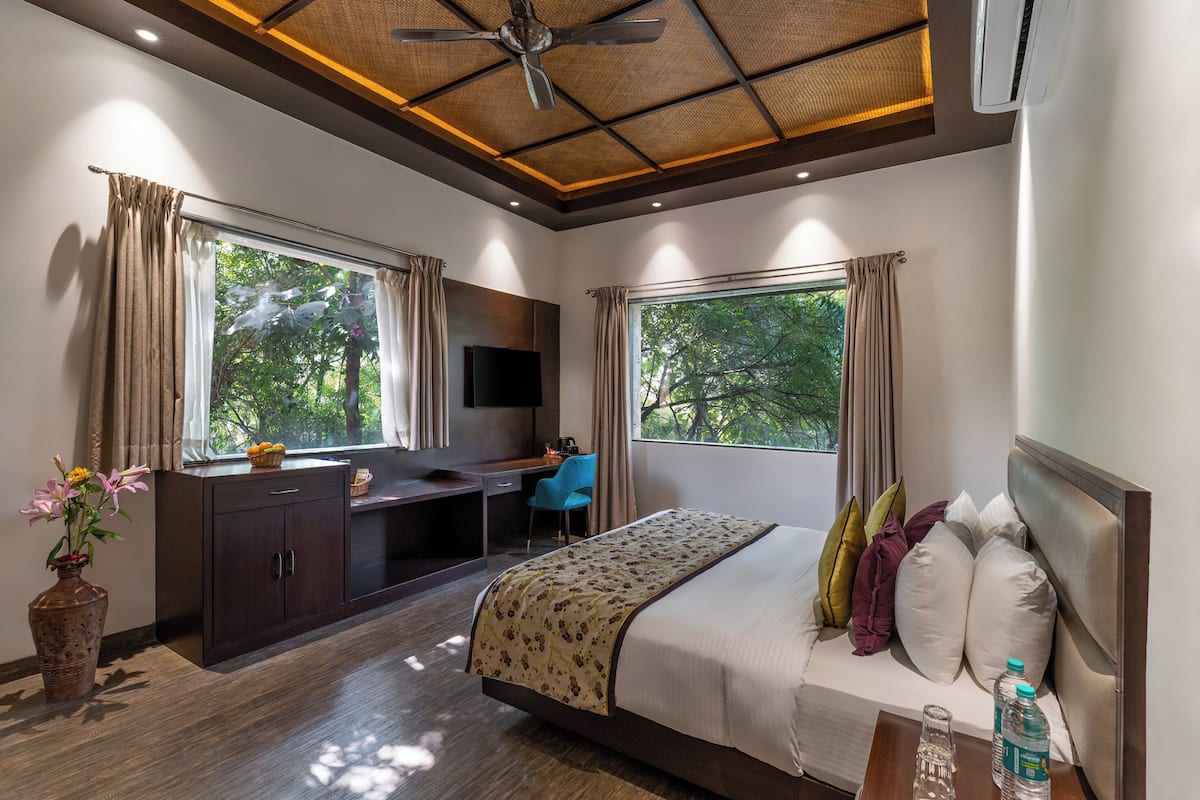 Deluxe Double Room, 1 King Bed, Non Smoking, Mountain View | Minibar, in-room safe, desk, laptop workspace