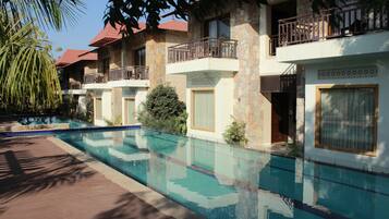 3 outdoor pools, open 9:00 AM to 7:00 PM, lifeguards on site