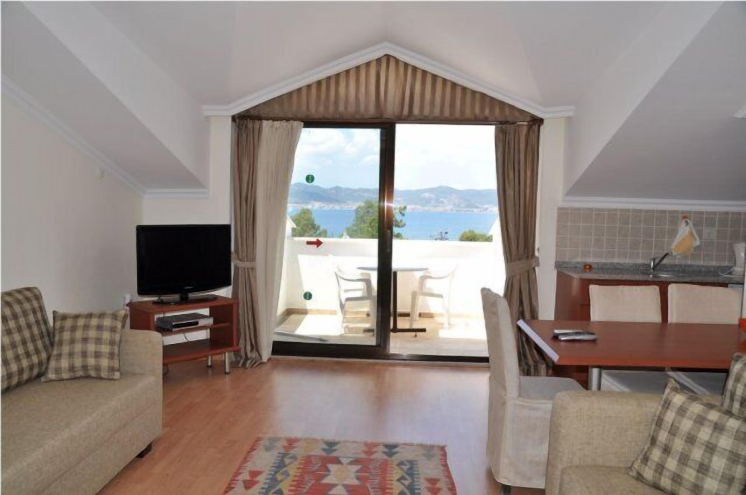 Suite | Living room | TV