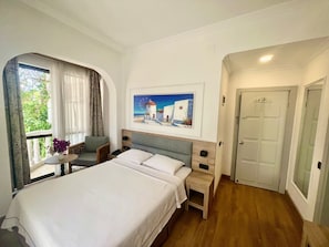 Minibar, escritorio, sistema de insonorización y wifi gratis