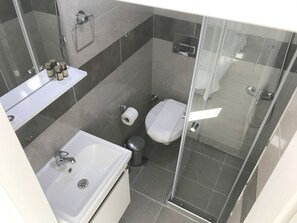 Triple Room | Bathroom | Shower, free toiletries, hair dryer, slippers - Windmill Hotel (Bodrum)