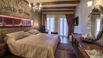 Dobbeltrom – deluxe, balkong | Sengetøy av topp kvalitet, minibar og safe på rommet