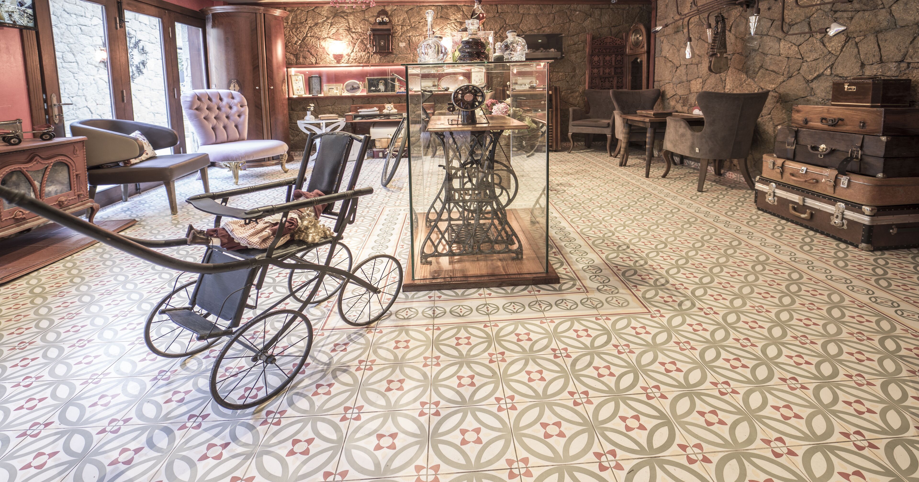 Una habitación de estilo vintage con una máquina de coser, muebles antiguos y baldosas de suelo con diseños.