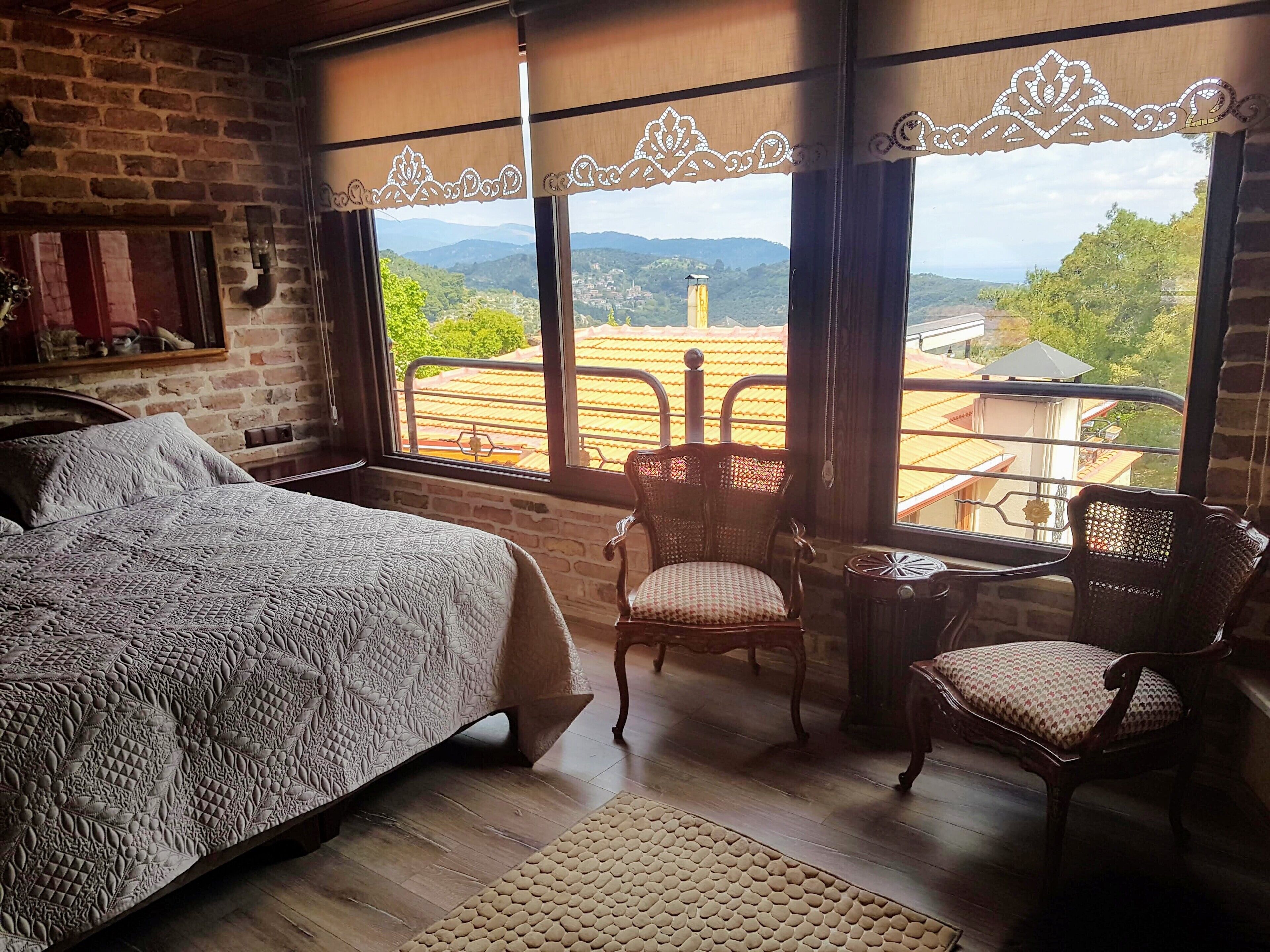 华丽三人房, 1 张双人床和 1 张沙发床 | 高档床上用品、迷你吧、客房内保险箱、特色装修