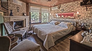 Habitación triple Deluxe, 1 cama matrimonial y sofá cama | Ropa de cama de alta calidad y minibar