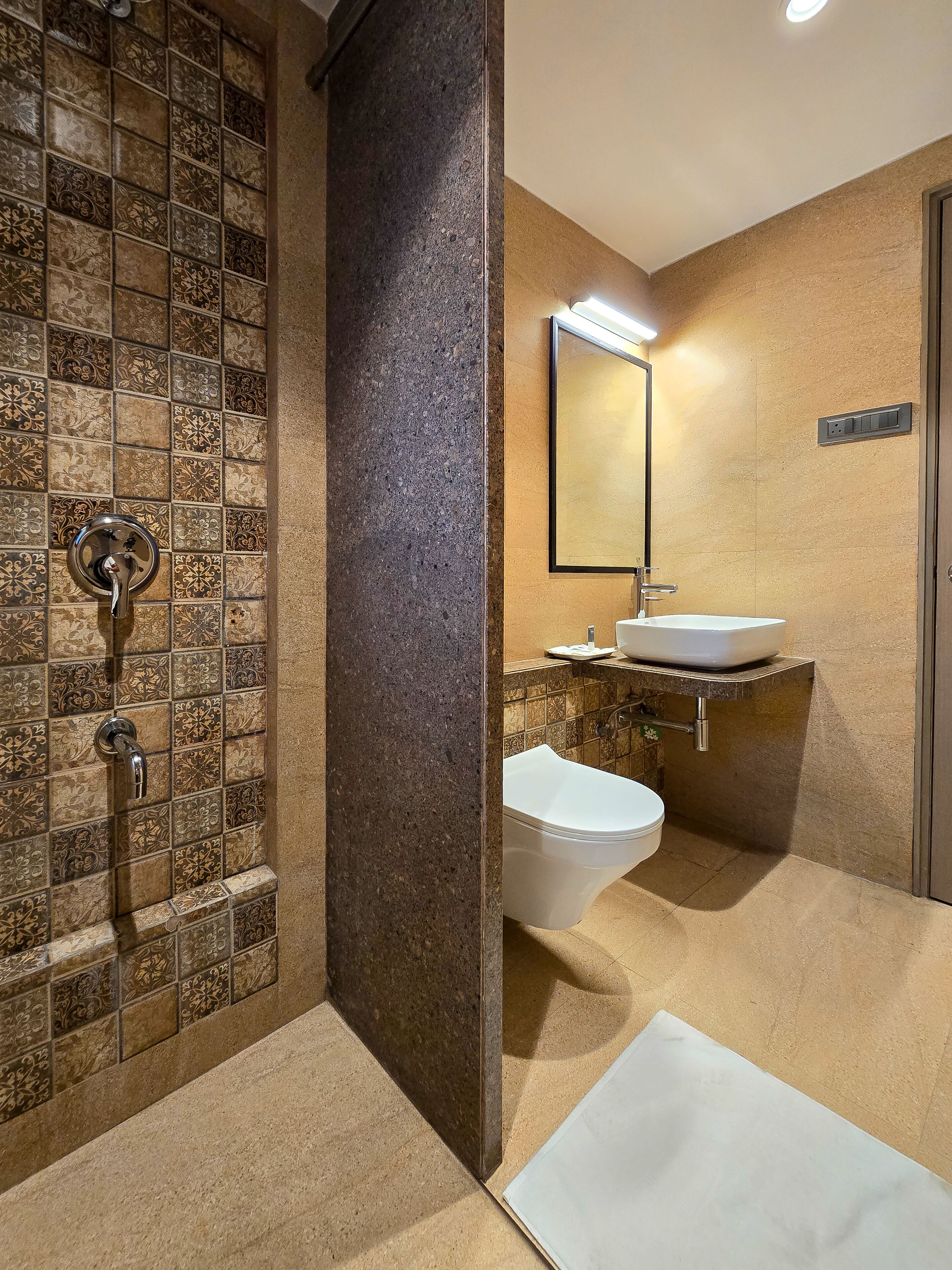 Ein Badezimmer mit Dusche, Waschbecken und Toilette.