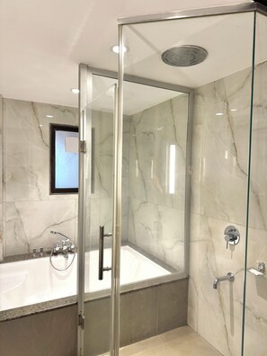 Royal Suite | Bathroom - Freesia By Express Inn (Mumbai)