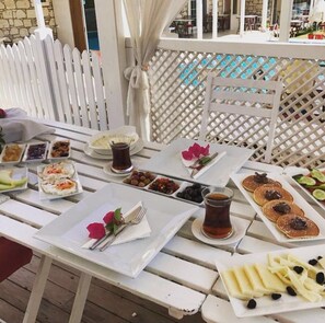 Daily full breakfast (EUR 13 per person)