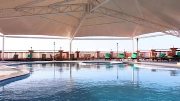 Inomhuspool, utomhuspool och parasoller