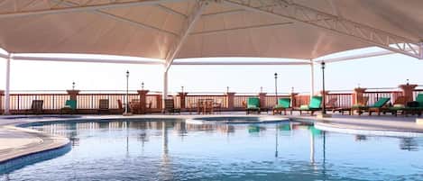 Inomhuspool, utomhuspool och parasoller