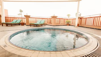 Kolam renang indoor dan kolam renang outdoor, dengan payung kolam renang